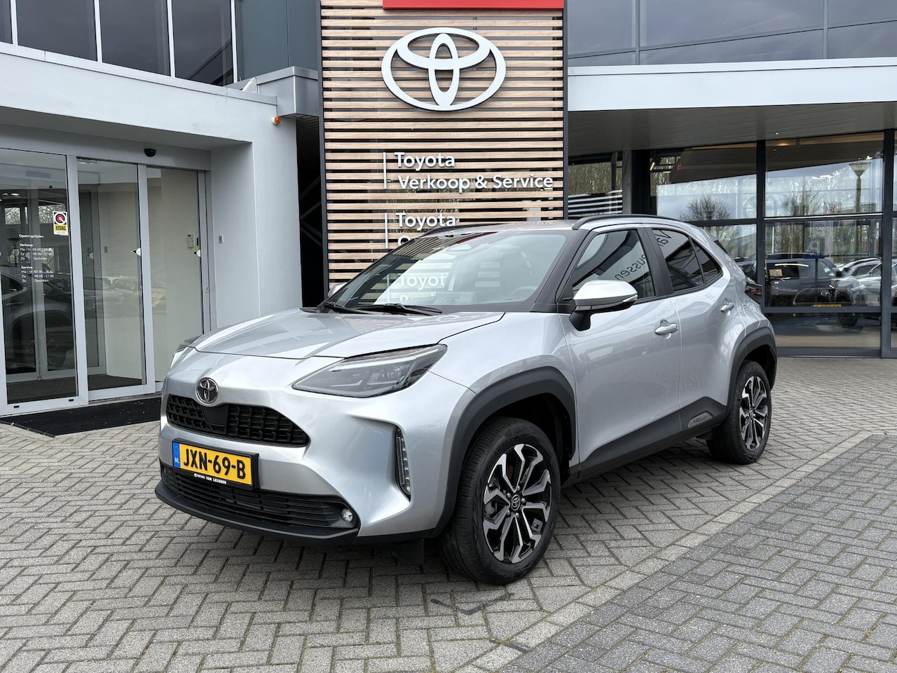 Toyota Yaris Cross - 1.5 Hybrid 115 First Edition KEYLESS LM-VELGEN APPLE/ANDROID STOEL/STUURVERW DRAADLOOS-LAD - AutoWereld.nl