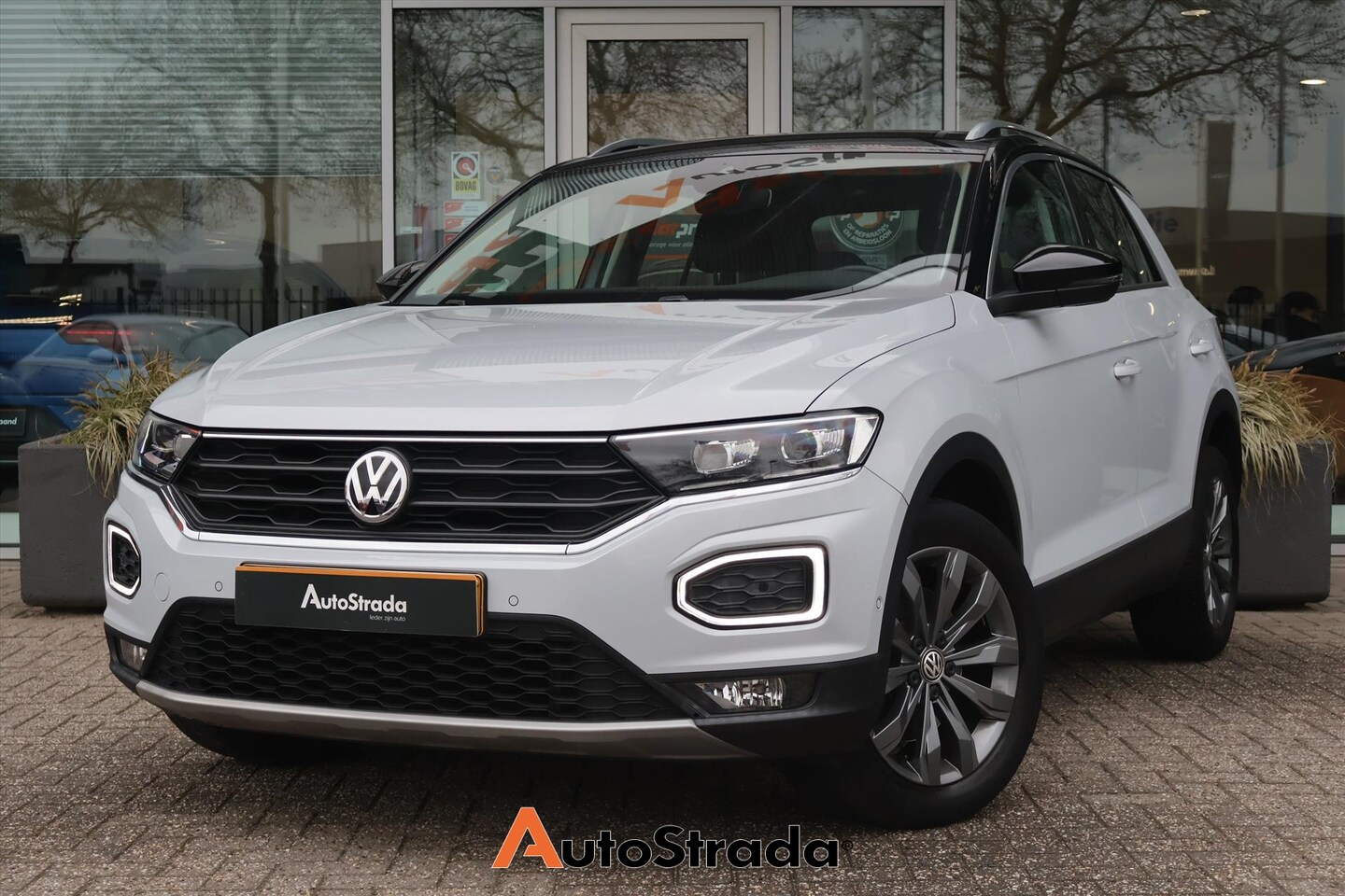 Volkswagen T-Roc - 1.0 Style TSI 115pk | Adaptive Cruise | Climate | Navigatie | LED | Carplay | Parkeersenso - AutoWereld.nl