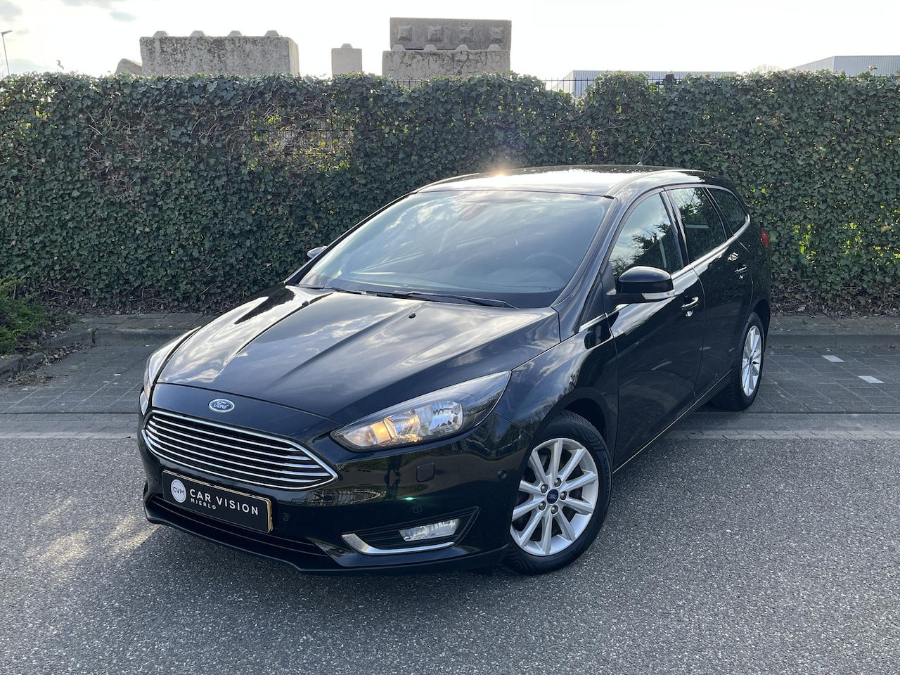 Ford Focus Wagon - 1.0 Titanium * Automaat * Carplay * Nieuwe Distributie * Garantie - AutoWereld.nl