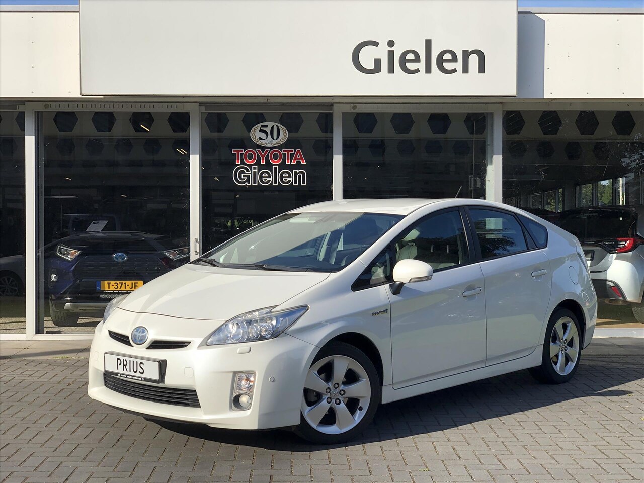 Toyota Prius - 1.8 Full Hybrid Executive | Leer, Navigatie, Head up display, Stoelverwarming, Adaptive cr - AutoWereld.nl