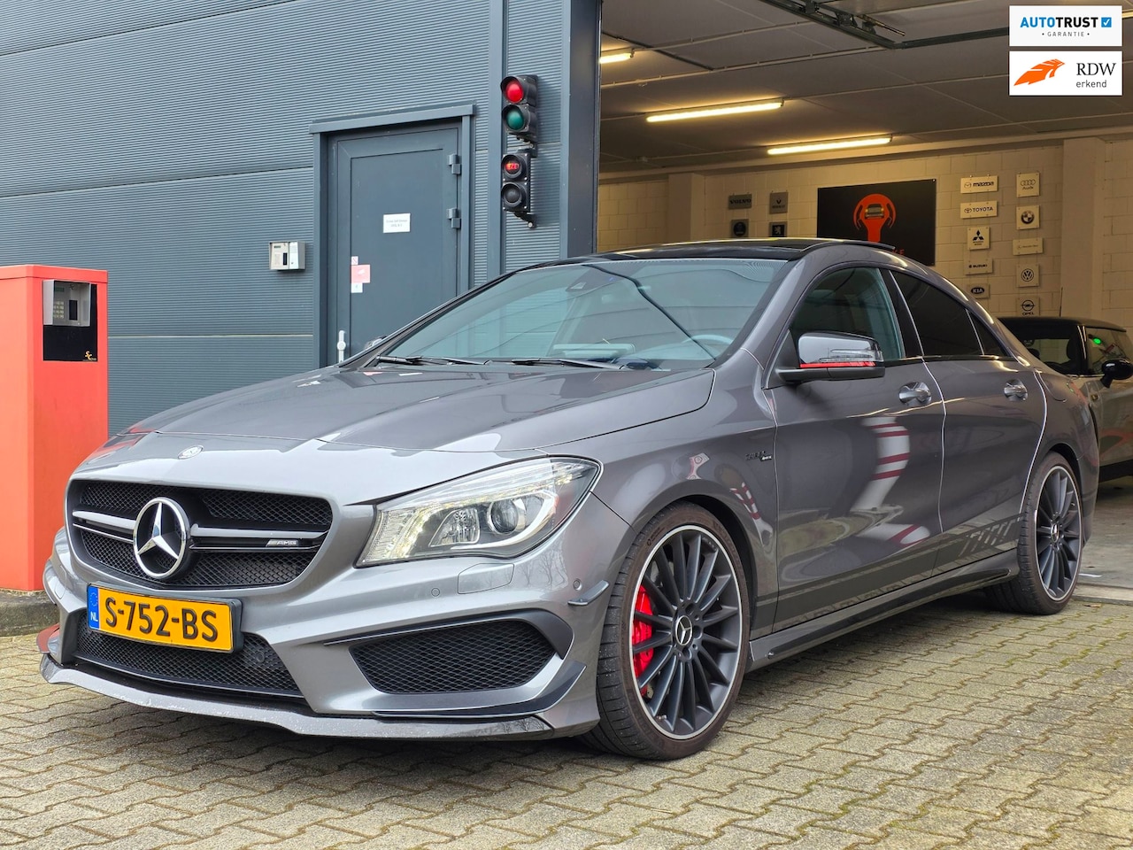 Mercedes-Benz CLA-Klasse - AMG 45 4MATIC Edition 1 / PANO / CARPLAY / CAMERA / ALCANTARA-LEDER / HARMAN-KARDON / VOLL - AutoWereld.nl
