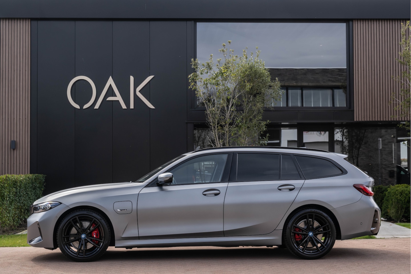 BMW 3-serie Touring - 330e xDrive | M-Sport | Live Cockpit | Panorama | Leder | Memory | HiFi | Trekhaak | 19"LM - AutoWereld.nl