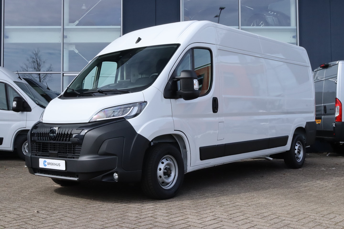Peugeot Boxer - 2.2 BlueHDi 140 S&S L3H2 3.5t | Cruise Control | Betimmering | Full-LED | Camera | Climate - AutoWereld.nl