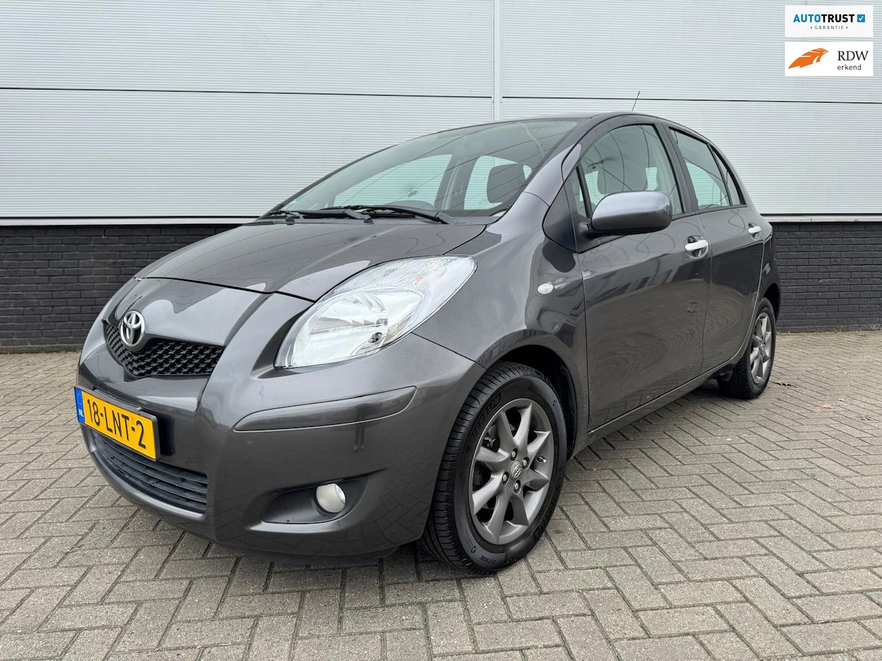 Toyota Yaris - 1.3 VVTi 5drs Eco mode - Clima - 6-versnellingen - camera - lm velgen - NAP - multimedia - AutoWereld.nl