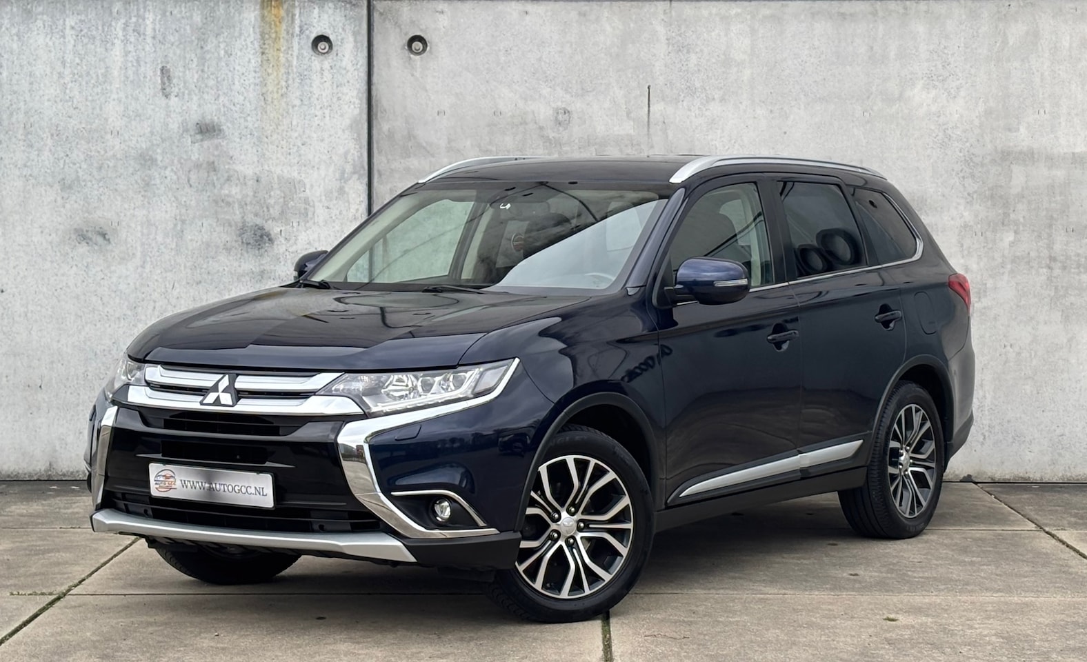 Mitsubishi Outlander - 2.0 EXECUTIVE EDITION 7 ZITS APPLE CARPLAY NAP TREKHAAK - AutoWereld.nl