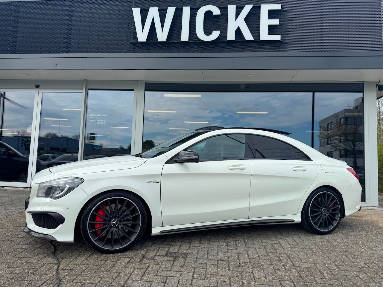 Mercedes-Benz CLA-Klasse - AMG 45 4MATIC PANO Kuipstoelen - AutoWereld.nl