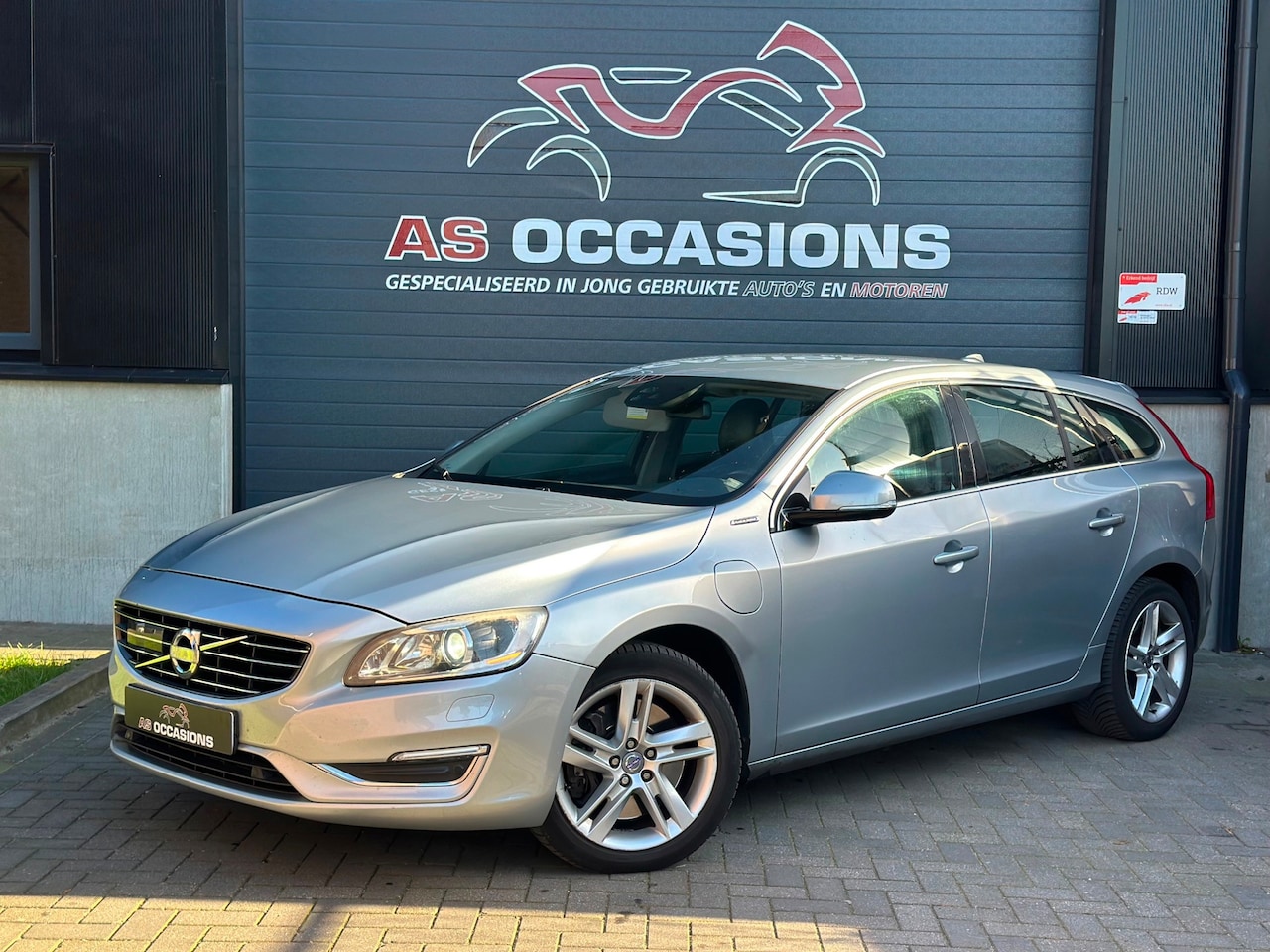 Volvo V60 - 2.4 D6 AWD Plug-In Hybrid - Blits - ACC - Lane assist - AutoWereld.nl