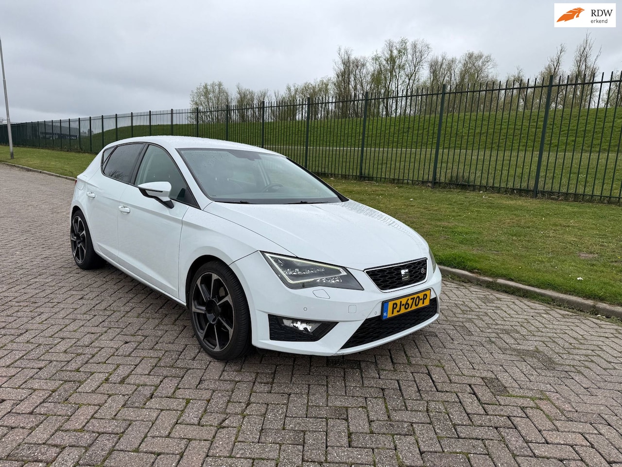 SEAT Leon - 2.0 TDI FR Connect 2.0 TDI FR Connect - AutoWereld.nl