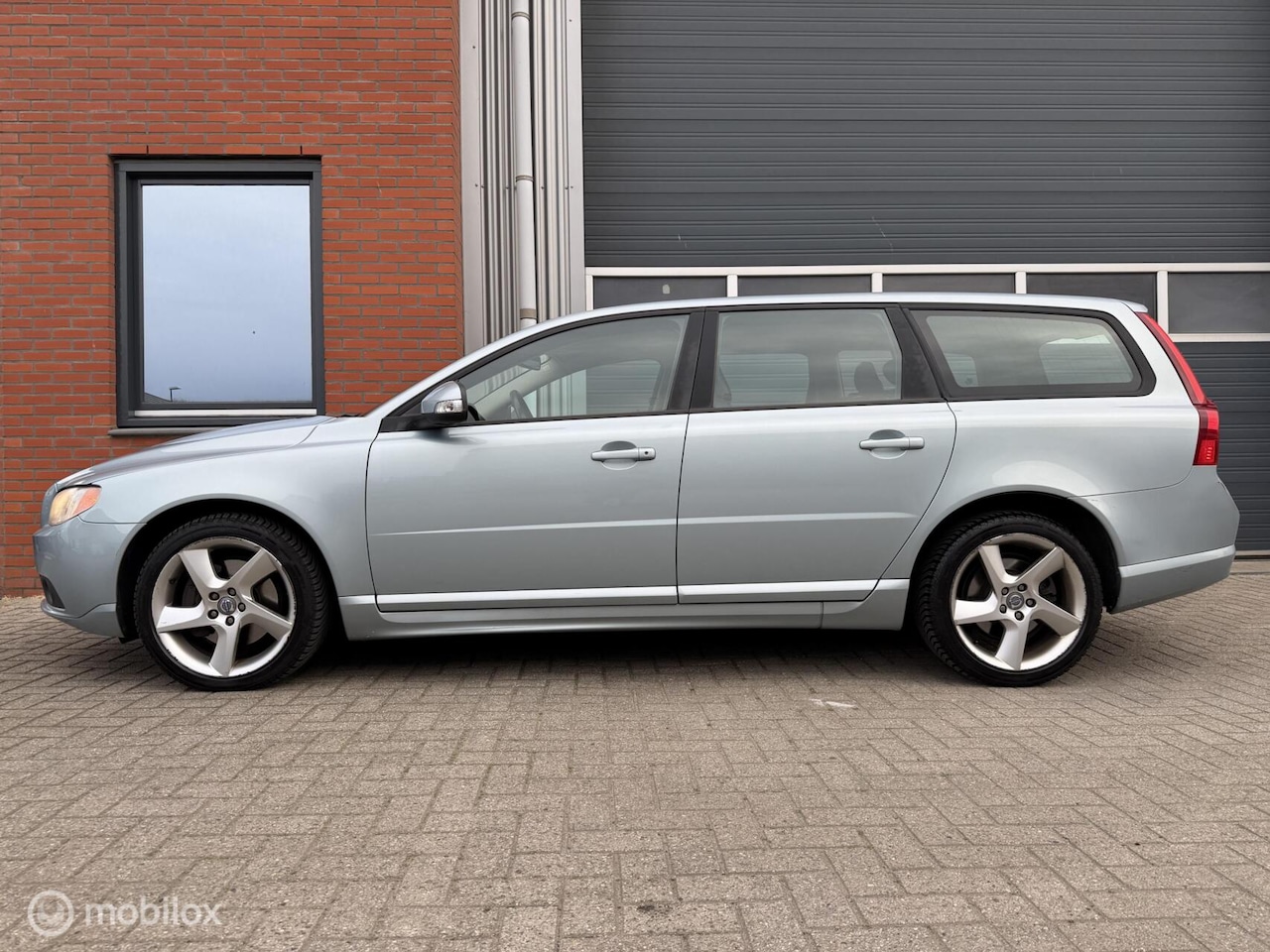 Volvo V70 - 2.5T Momentum - leder - 18inch - orig. NL - AutoWereld.nl