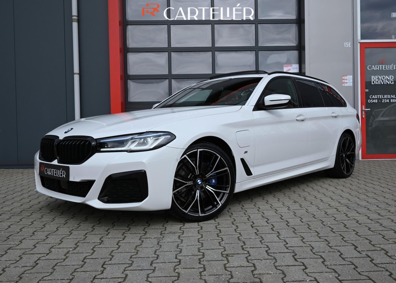 BMW 5-serie Touring - 530e High Executive M-Sport | Pano | Laser Led | Nappa Mokka Leder | H&K | Head-Up | Softc - AutoWereld.nl