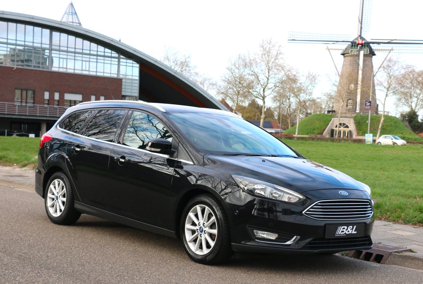 Ford Focus Wagon - 1.5 TDCI 6-bak Trekhaak Parkeersensor Door inruil verkregen Top Conditie Nieuw APK - AutoWereld.nl