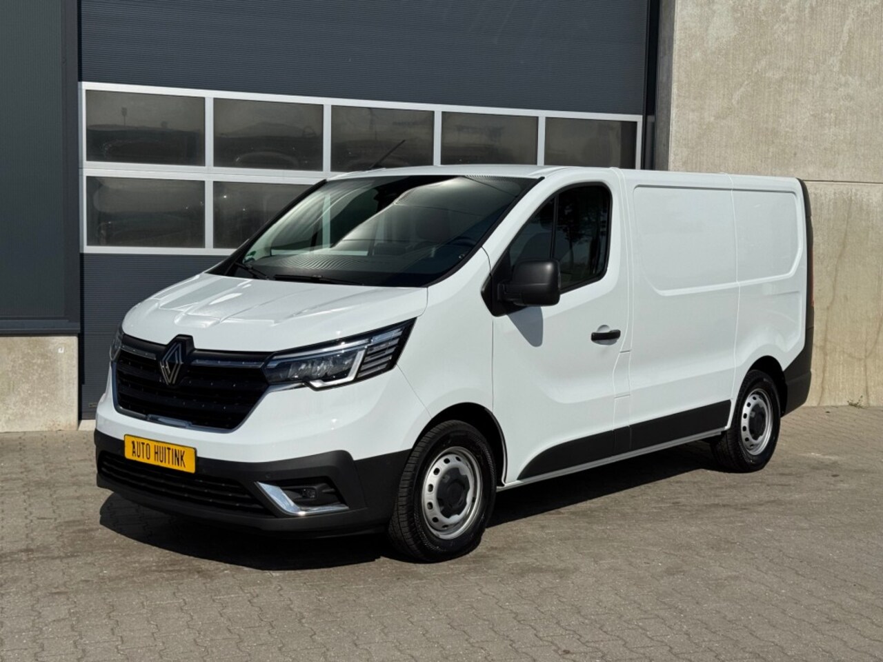 Renault Trafic - 2.0 D 130pk  L1H1 - Navi - Apple/Andr - camera - all season - betimmering - AutoWereld.nl
