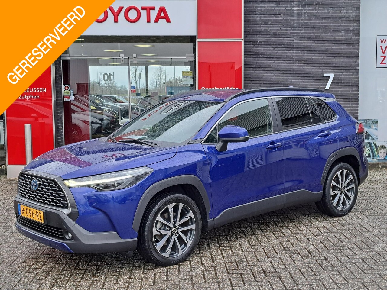 Toyota Corolla Cross - 2.0 HYBRID 184PK FIRST-EDITION BLIND-SPOT EL-ACHTERKLEP LM-VELGEN KEYLESS PARK-SENSOREN ST - AutoWereld.nl