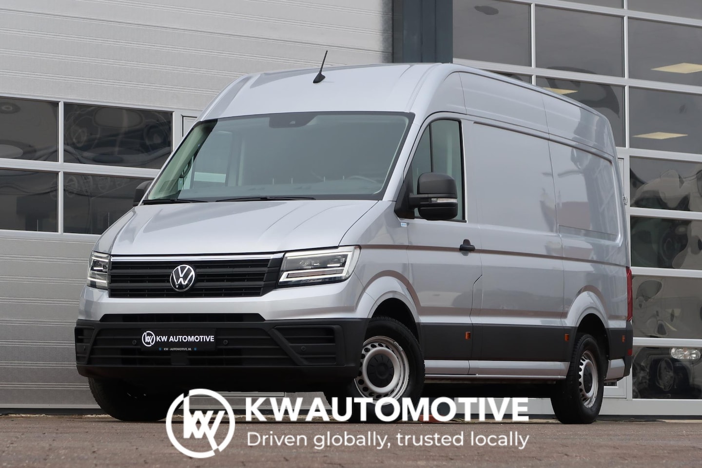 Volkswagen Crafter - 35 2.0 TDI L3H3 AUT/ LED/ CAMERA/ ACC/ MASSAGE/ AIRCO/ TREKHAAK - AutoWereld.nl