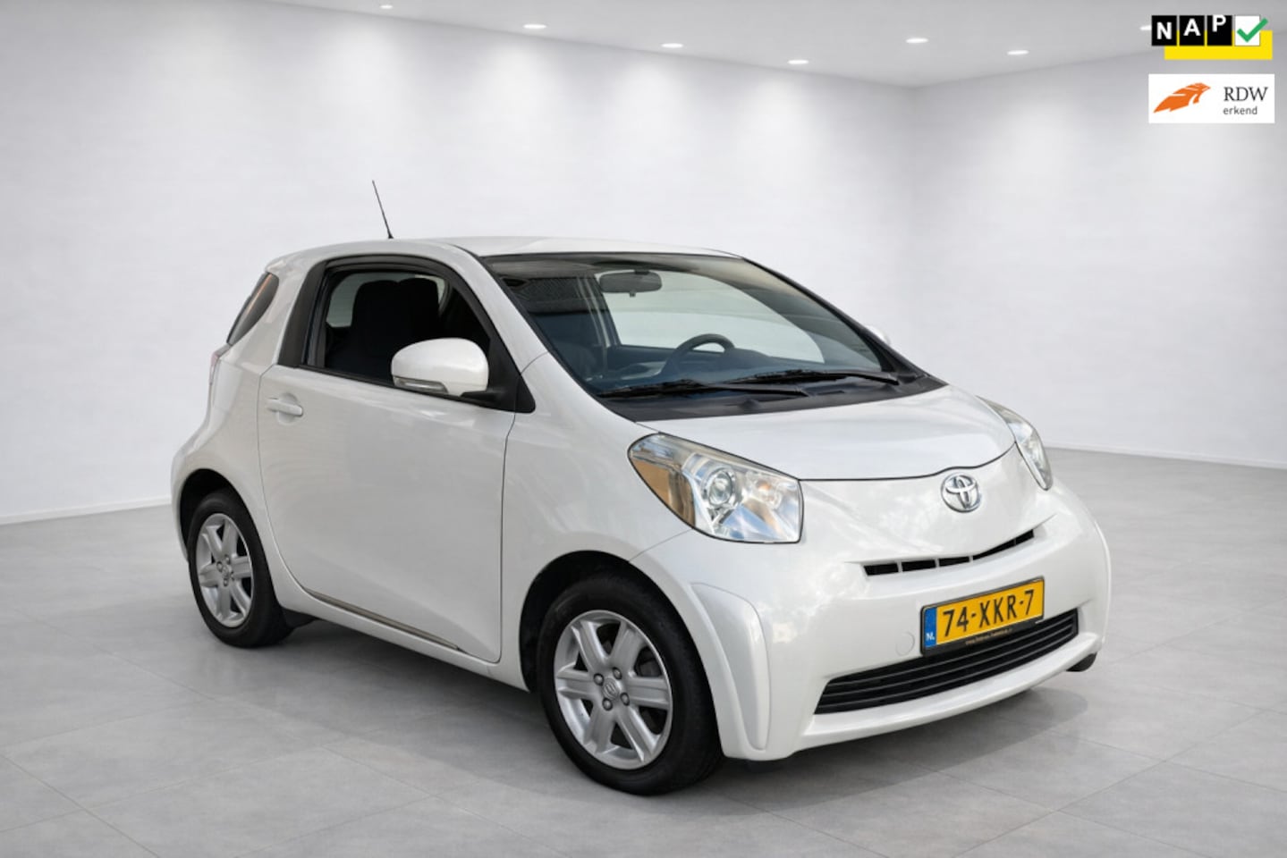 Toyota iQ - 1.0 VVTi Comfort 1.0 VVTi Comfort, airco, lichtmetaal, apk, nap, automaat, elektrisch ramen en spiegels, st - AutoWereld.nl