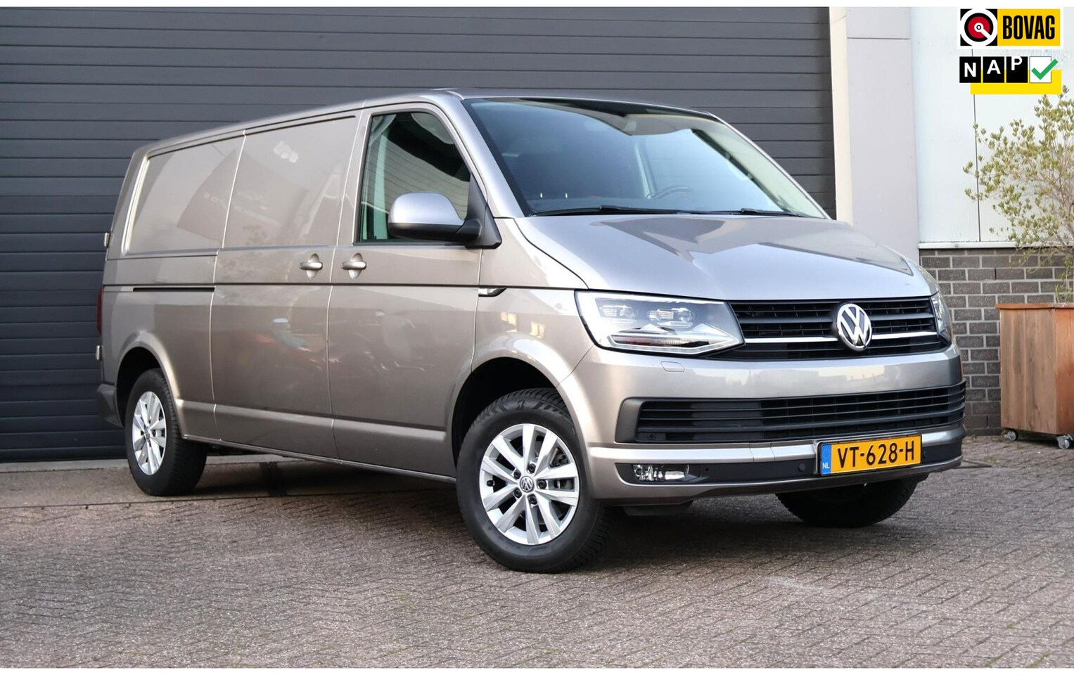 Volkswagen Transporter - 2.0 TDI L2H2 Highline DSG/Cruise/Led - AutoWereld.nl