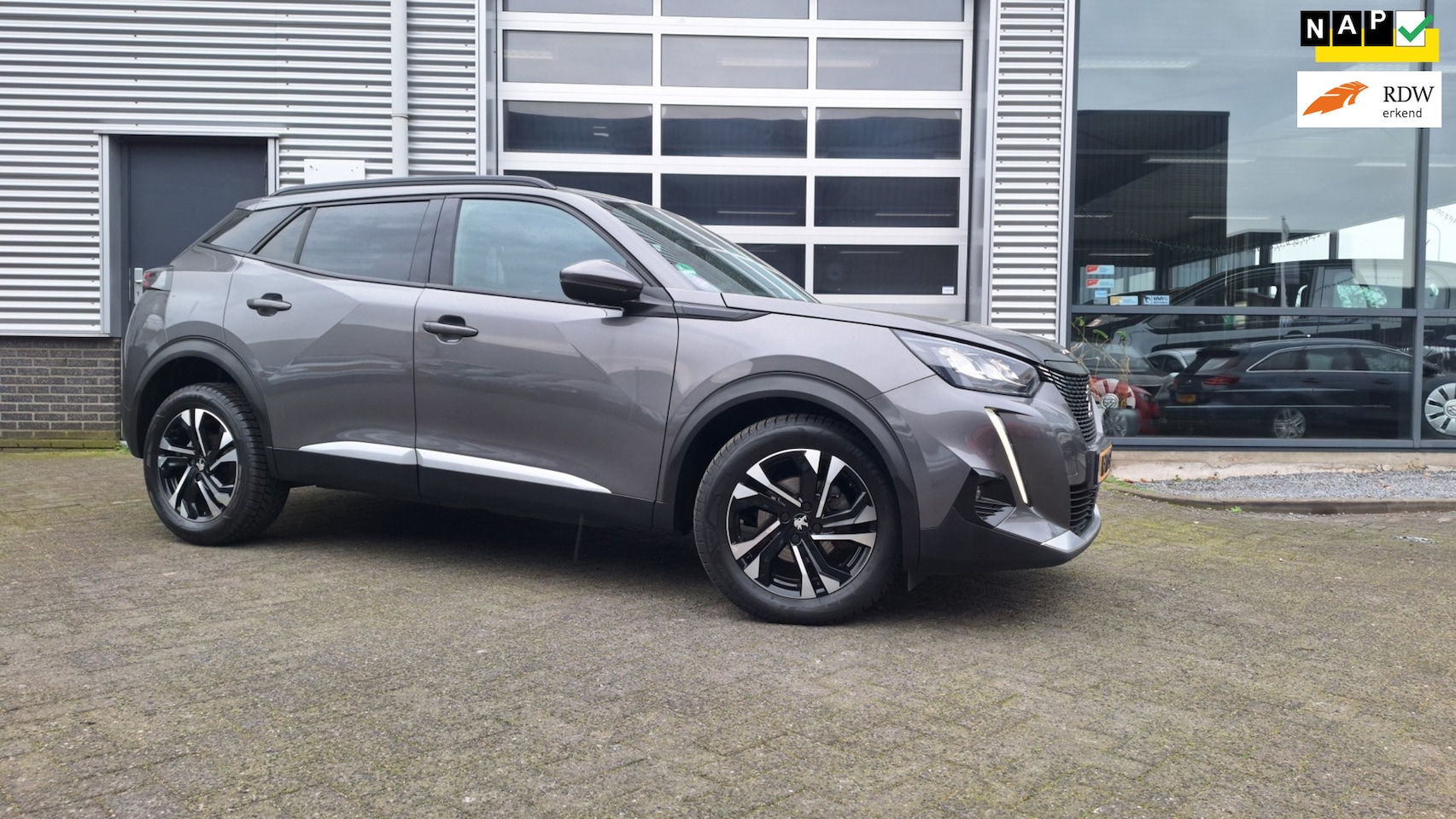 Peugeot 2008 - 1.2 PureTech Blue Lease Allure*Navigatie*Trekhaak*Camera*Lm Velgen*Enz - AutoWereld.nl