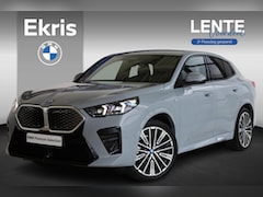 BMW iX2 - eDrive20 | M Sport | Leder | Stoelverwarming | Camera | Parkeersensoren Voor en Achter | 2