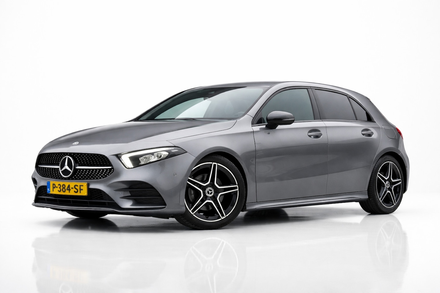 Mercedes-Benz A-klasse - 180 AMG NIGHT | SFEERVERLICHTING | APPLE CARPLAY | CAMERA | ANDROID AUTO | NAP | DEALER ON - AutoWereld.nl