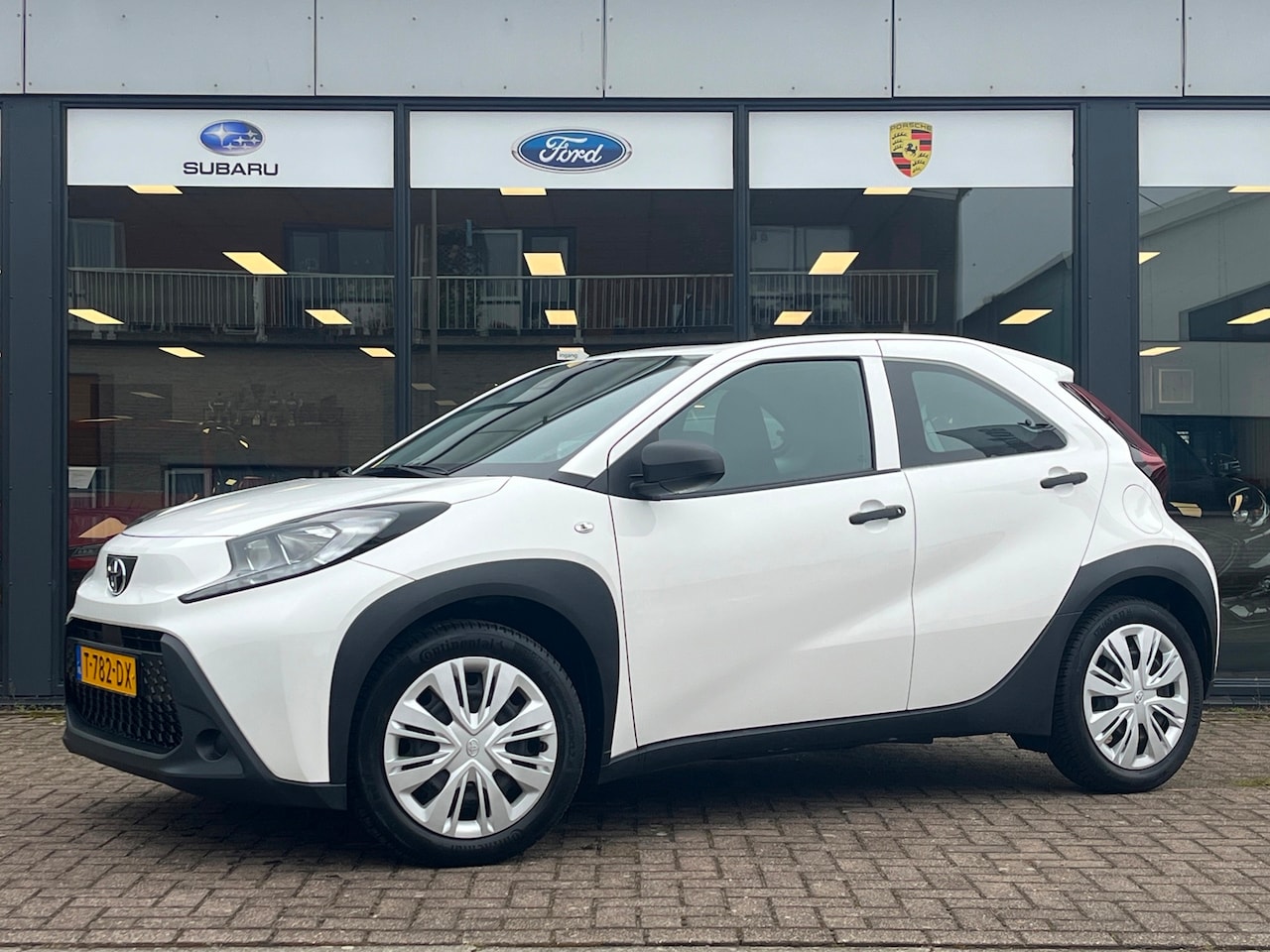 Toyota Aygo X - 1.0 VVT-i | All Season banden | Airco | Cruise Control | Lane Assist | Apple CarPlay | And - AutoWereld.nl