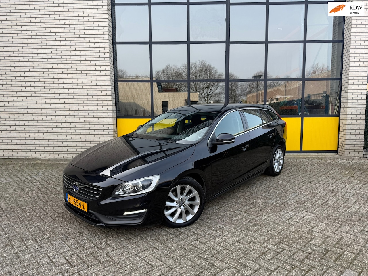 Volvo V60 - 2.0 D2 Momentum 2.0 D2 Momentum, 4 season banden, Automaat - AutoWereld.nl