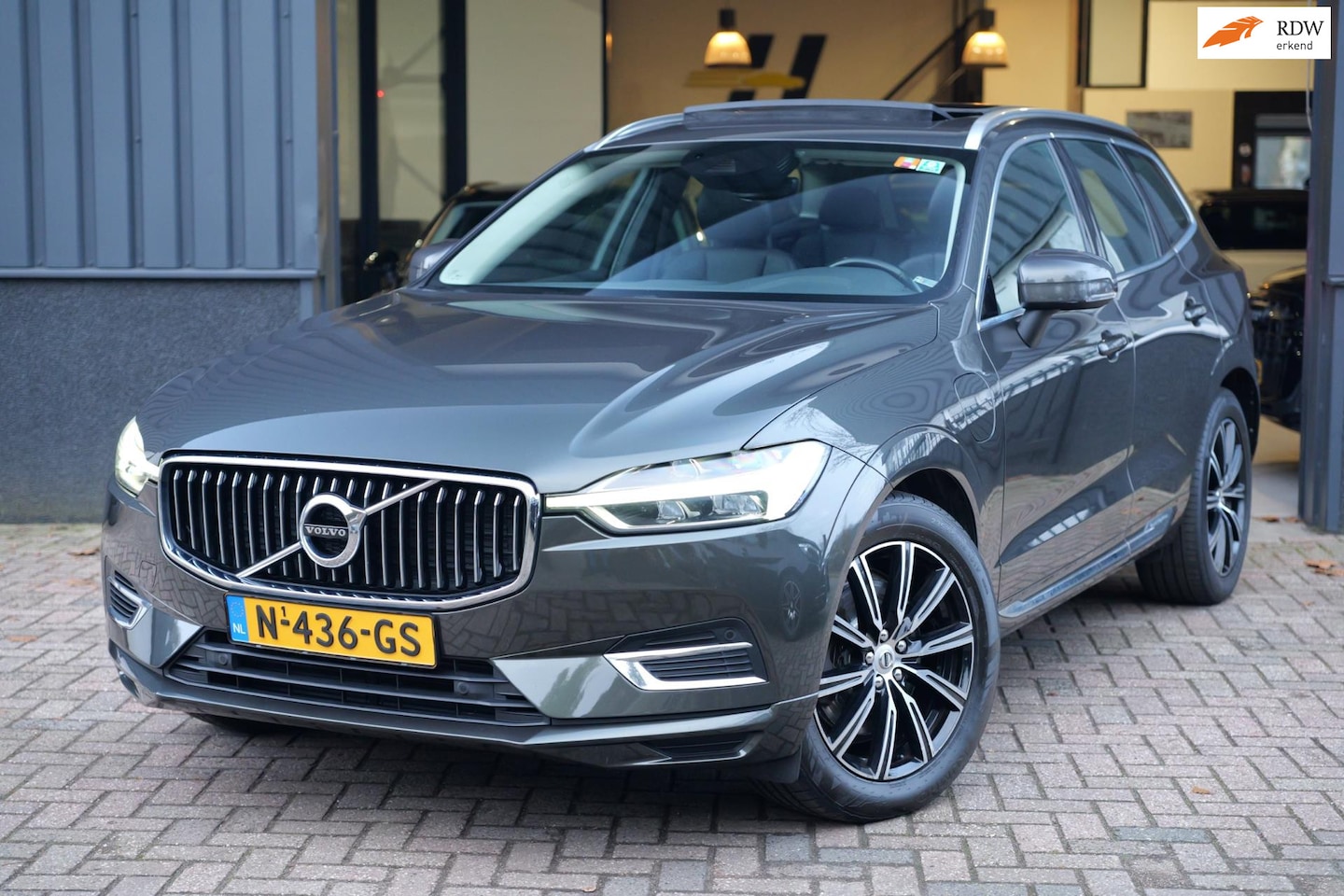 Volvo XC60 - 2.0 T8 AWD Inscription Pano|Luchtv|Trekh|19inch - AutoWereld.nl