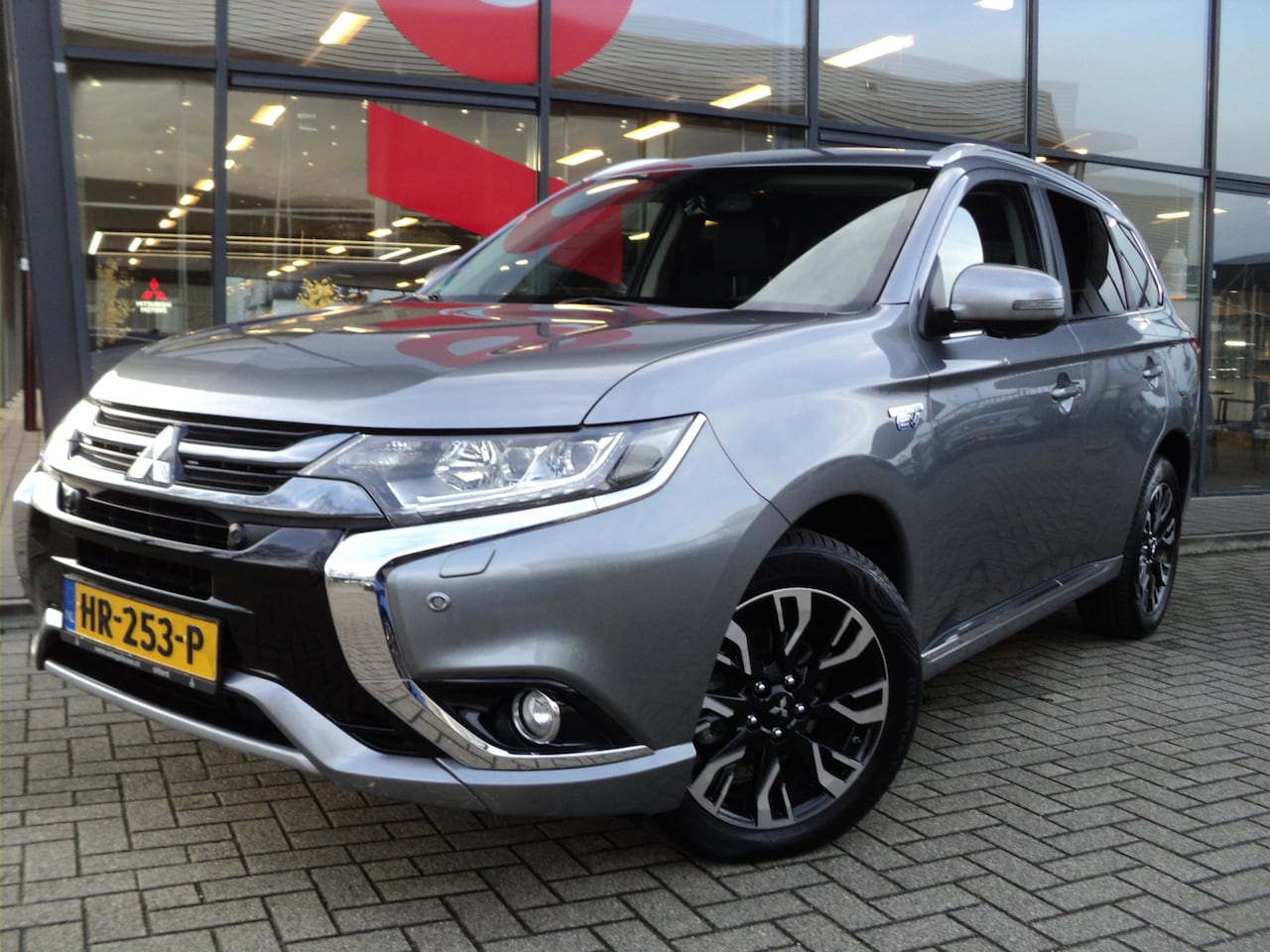 Mitsubishi Outlander - 2.0 PHEV instyle | 203 PK | 4WD | AUTOMAAT | TREKHAAK | DEALER ONDERHOUDEN | VIERSEIZOENEN - AutoWereld.nl
