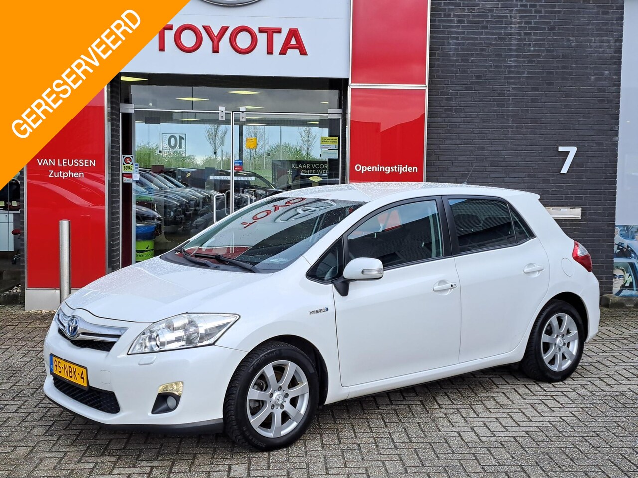 Toyota Auris - 1.8 Full Hybrid Executive ACHTERUITRIJCAMERA AIRCO ELEKTRISCH INKLAPBARE SPIEGELS - AutoWereld.nl