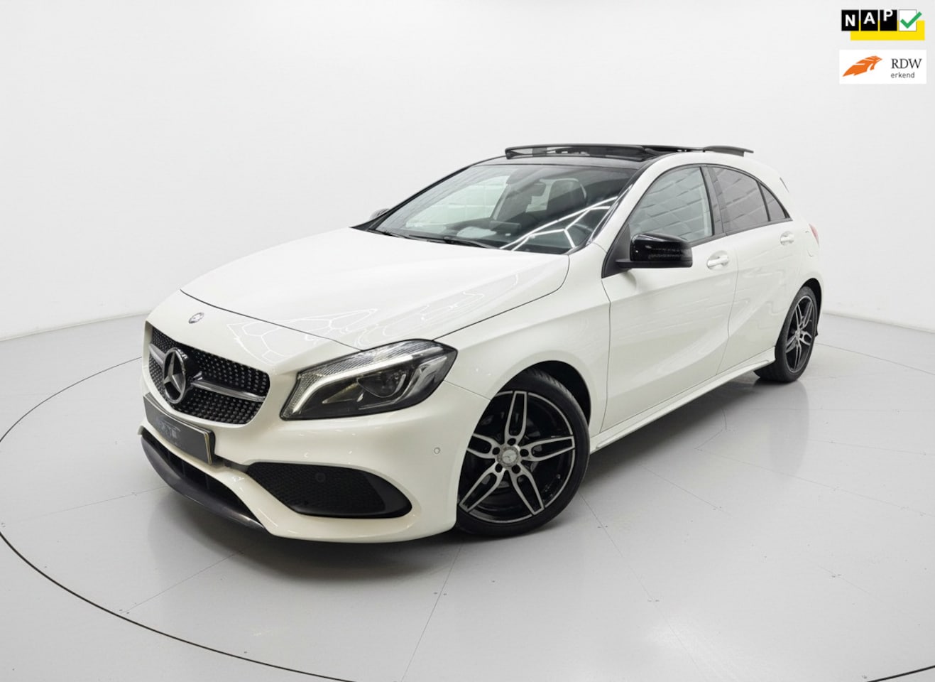 Mercedes-Benz A-klasse - 160 AMG NIGHT PANO NAVI LEER NAP - AutoWereld.nl