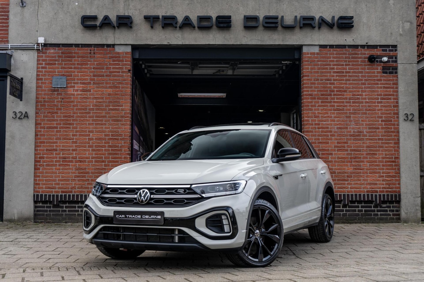 Volkswagen T-Roc - 1.5 TSI R-Line Pano / Trekhaak / Keyless - AutoWereld.nl