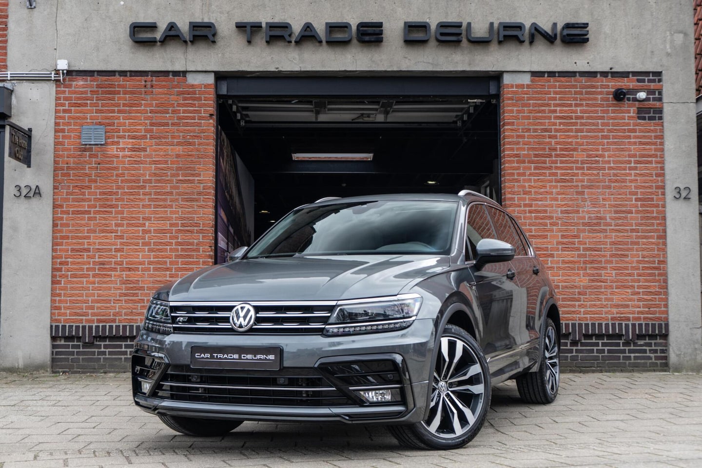 Volkswagen Tiguan - 2.0 TSI 4Motion R-Line Pano / Memory / Trekhaak - AutoWereld.nl