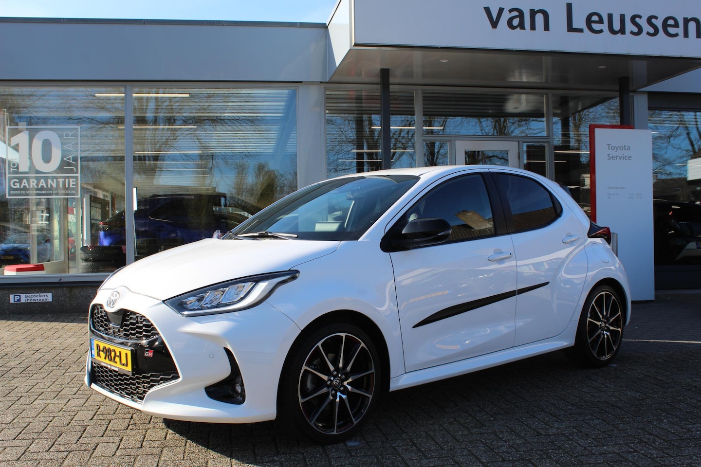 Toyota Yaris - 1.5 HYBRID GR-SPORT DODEHOEK KEYLESS DRAADLOZE TEL. LADER STOELVERW. AD-CRUISE APPLE/ANDRO - AutoWereld.nl