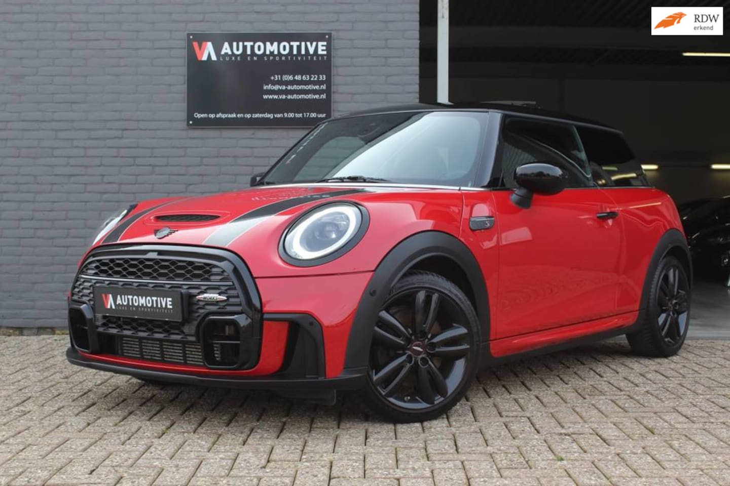 MINI John Cooper Works - Mini 2.0 S AUT JCW PANO VIRTUAL COCKPIT CA DDC ALLSEASON - AutoWereld.nl