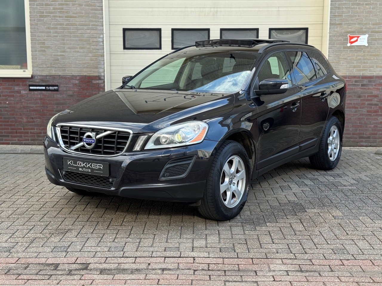 Volvo XC60 - 2.4 D5 AWD Summum Panodak Camera Navigatie Stoelverw. - AutoWereld.nl
