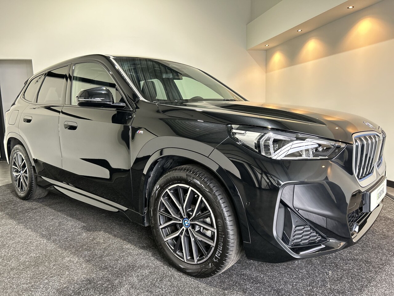 BMW iX1 - xDrive30 67 kWh M Sport Edition | Panoramadak | Sportstoelen Soh (batterijcheck) Waarde 97 - AutoWereld.nl