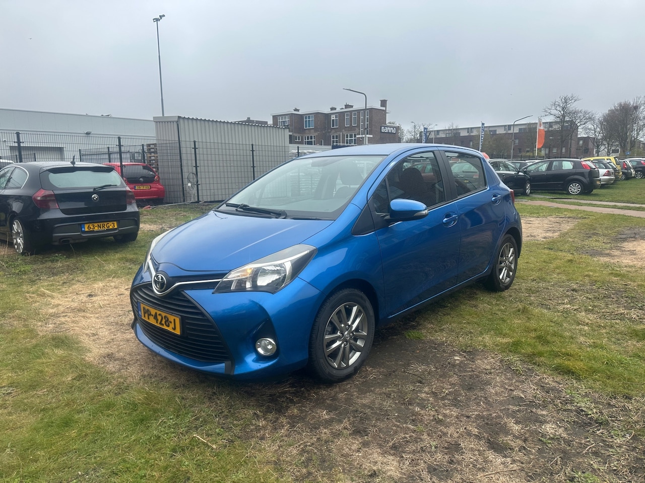Toyota Yaris - 1.0 VVT-i Aspiration Bi-Tone goede kilometer stand nette auto - AutoWereld.nl