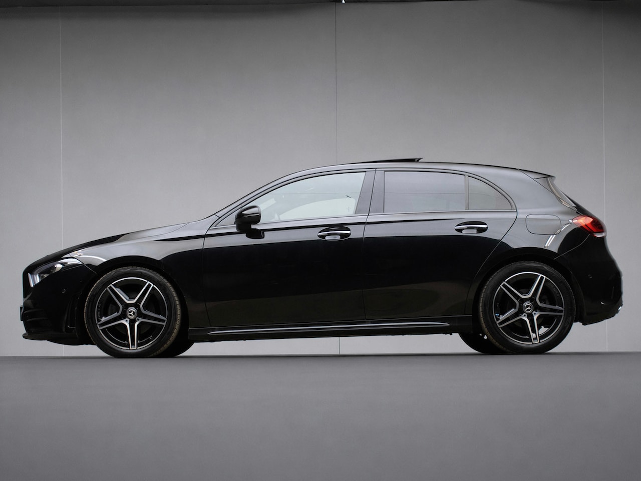 Mercedes-Benz A-klasse - 180 Business Solution AMG Sport (PANORAMADAK,APPLE CARPLAY,SFEERVERLICHTING,NAVI,CAMERA,LE - AutoWereld.nl