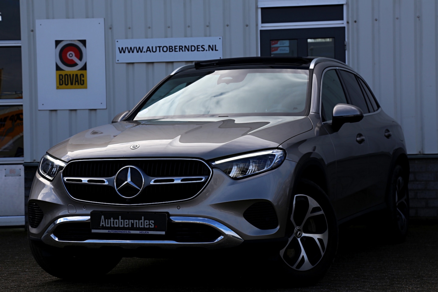 Mercedes-Benz GLC-klasse - 300e Plug in hybride 4MATIC*Perfect Onderh.*1ste Eig*Pano/Luchtvering/ACC/Half Leder/Stoel - AutoWereld.nl