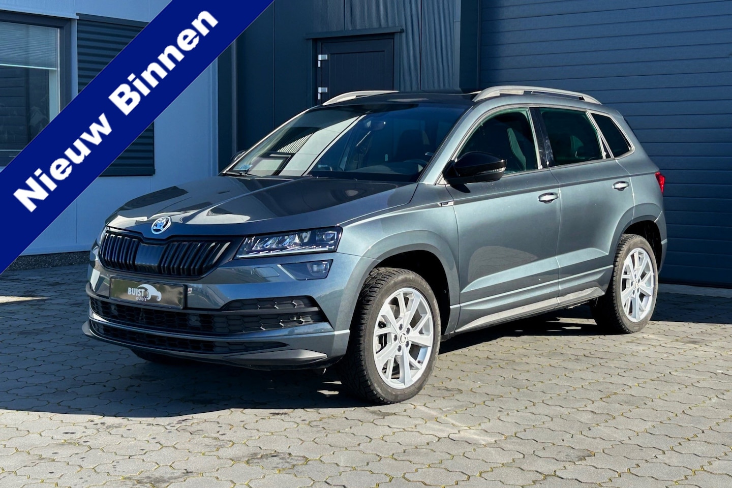 Skoda Karoq - 1.5 TSI 150pk DSG Sportline Business 34716KM! PANO TREKHAAK - AutoWereld.nl