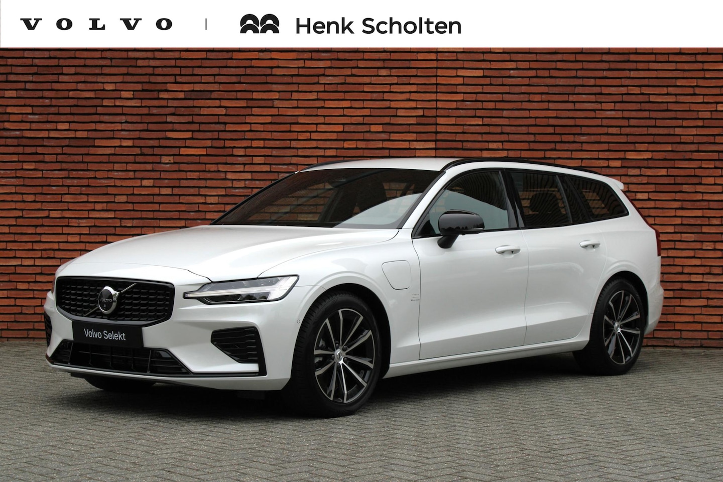 Volvo V60 - T6 Plug-in hybrid AWD Plus Dark | Trekhaak | Harman Kardon | Power Seats | Elektrisch Verw - AutoWereld.nl