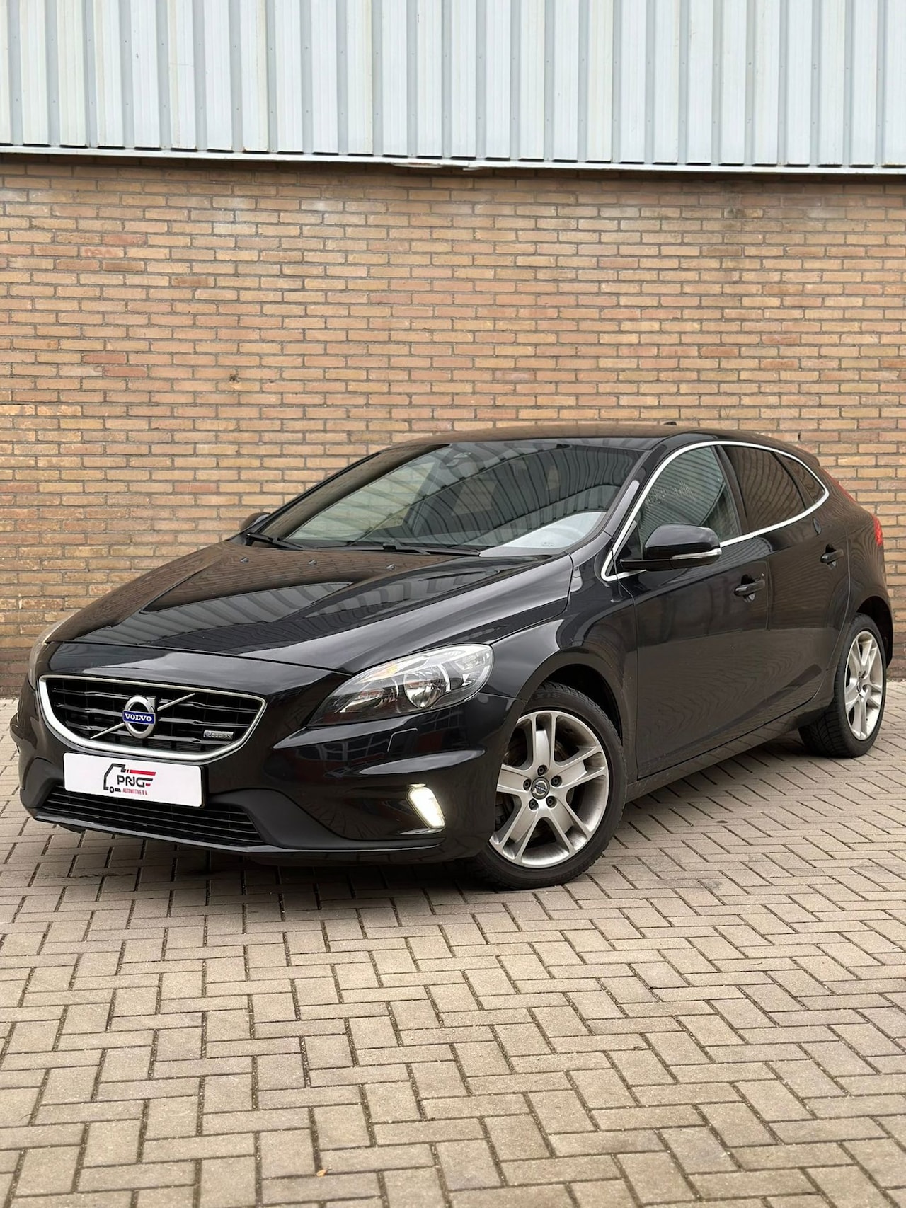 Volvo V40 - 2.0 D4 R-DESIGN NAVI - AIRCO - CRUISE - AutoWereld.nl