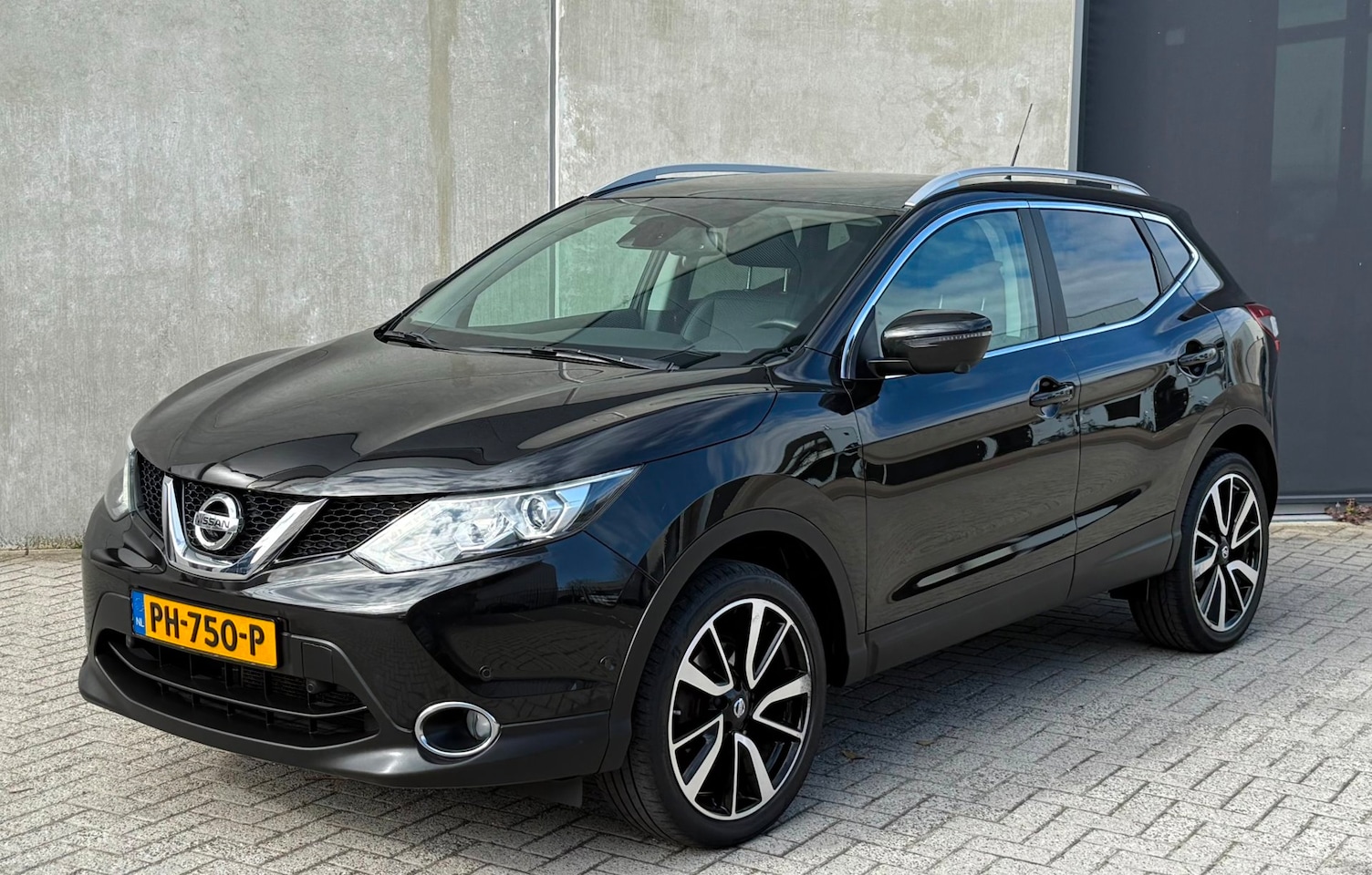 Nissan Qashqai - 1.2 Tekna 2017 Zwart PANO|CAMERA|TREKH|NAP|2E EIG. - AutoWereld.nl