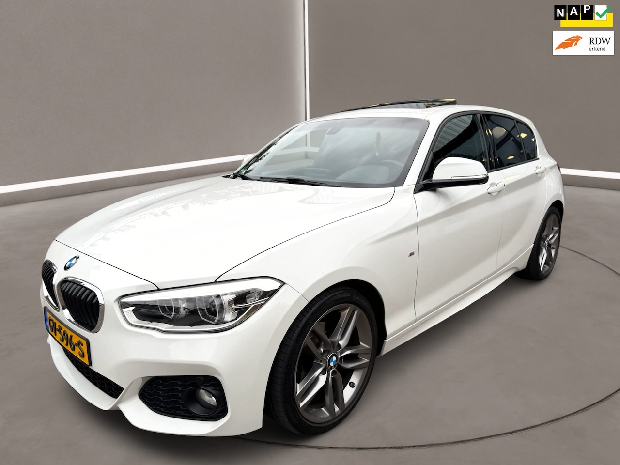 BMW 1-serie - 118d M - Pakket 150 Pk Automaat Airco Navi Leer Xenon Pdc Schuifdak 1e Eig. Export - AutoWereld.nl