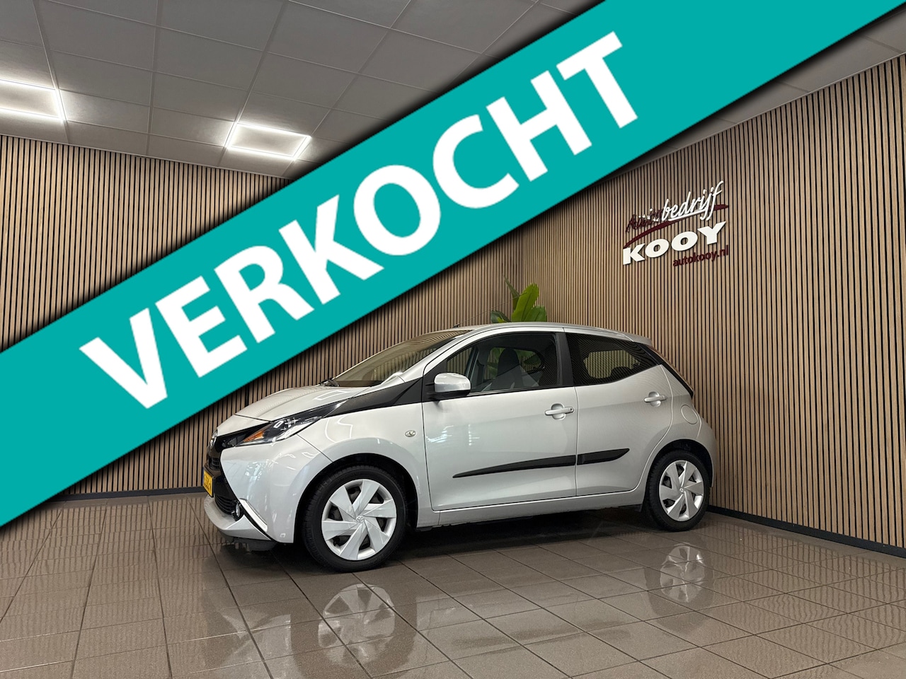 Toyota Aygo - 1.0 VVT-i x-play * Navigatie / Camera / LED / Bluetooth / NL Auto * - AutoWereld.nl