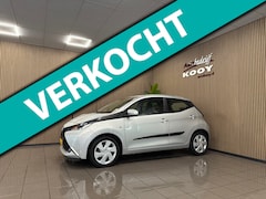 Toyota Aygo - 1.0 VVT-i x-play * Navigatie / Camera / LED / Bluetooth / NL Auto
