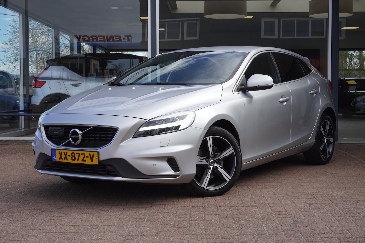 Volvo V40 - 2.0 T3 Inscription 5deurs | Airco | Navigatie | Vol opties | Lm velgen | Inruil mogelijk - AutoWereld.nl