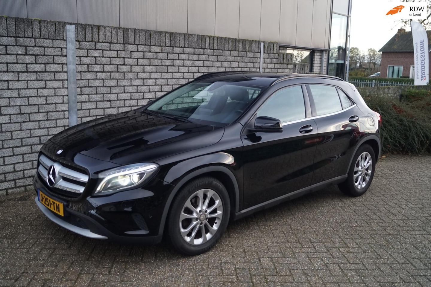Mercedes-Benz GLA-Klasse - 180 Prestige Autom Leder Sportst Stoelverw Navi Xenon Airco Cruise 2x PDC LMV Trekhaak ENZ - AutoWereld.nl
