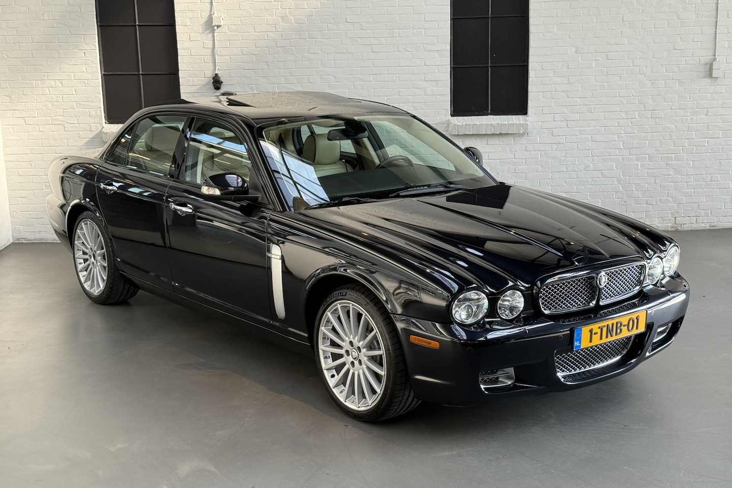 Jaguar XJR - 4.2 V8 Supercharged Topstaat - 20" Sepang LM - Alcantara hemelbekleding - koelbare stoelen - AutoWereld.nl