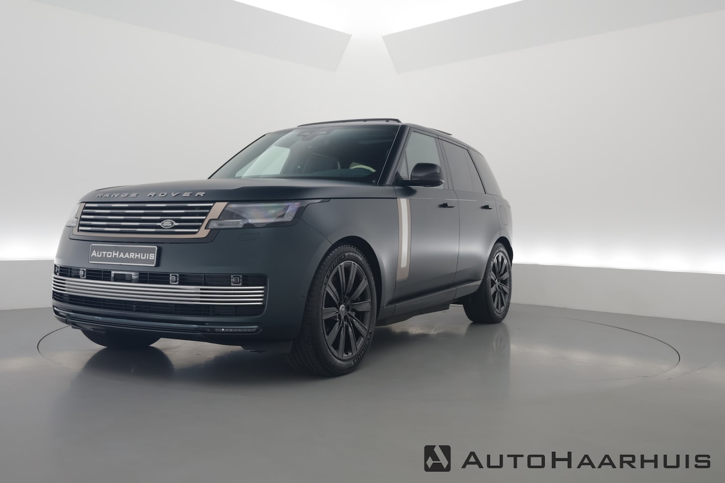 Land Rover Range Rover - P550e SV PHEV | MATT Britisch Racing Green | 23'' | Pano | Entertainment Achter | Comfort - AutoWereld.nl