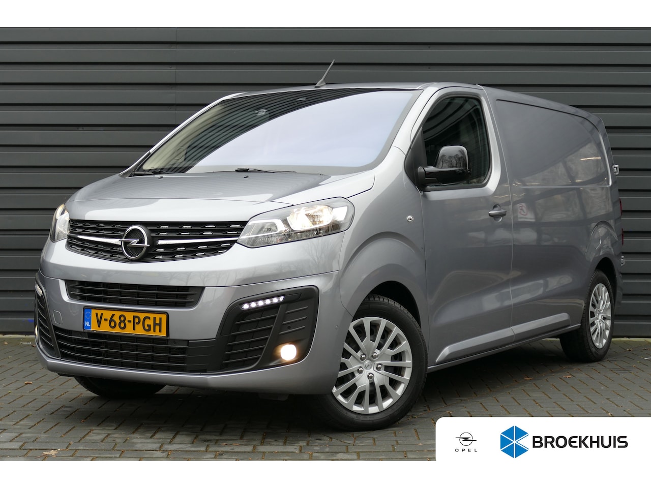 Opel Vivaro - 2.0 CDTI 145PK L2H1 INNOVATION AUTOMAAT / NAVI / CLIMA / CAMERA / KEYLESS / 3-ZITS / BLUET - AutoWereld.nl
